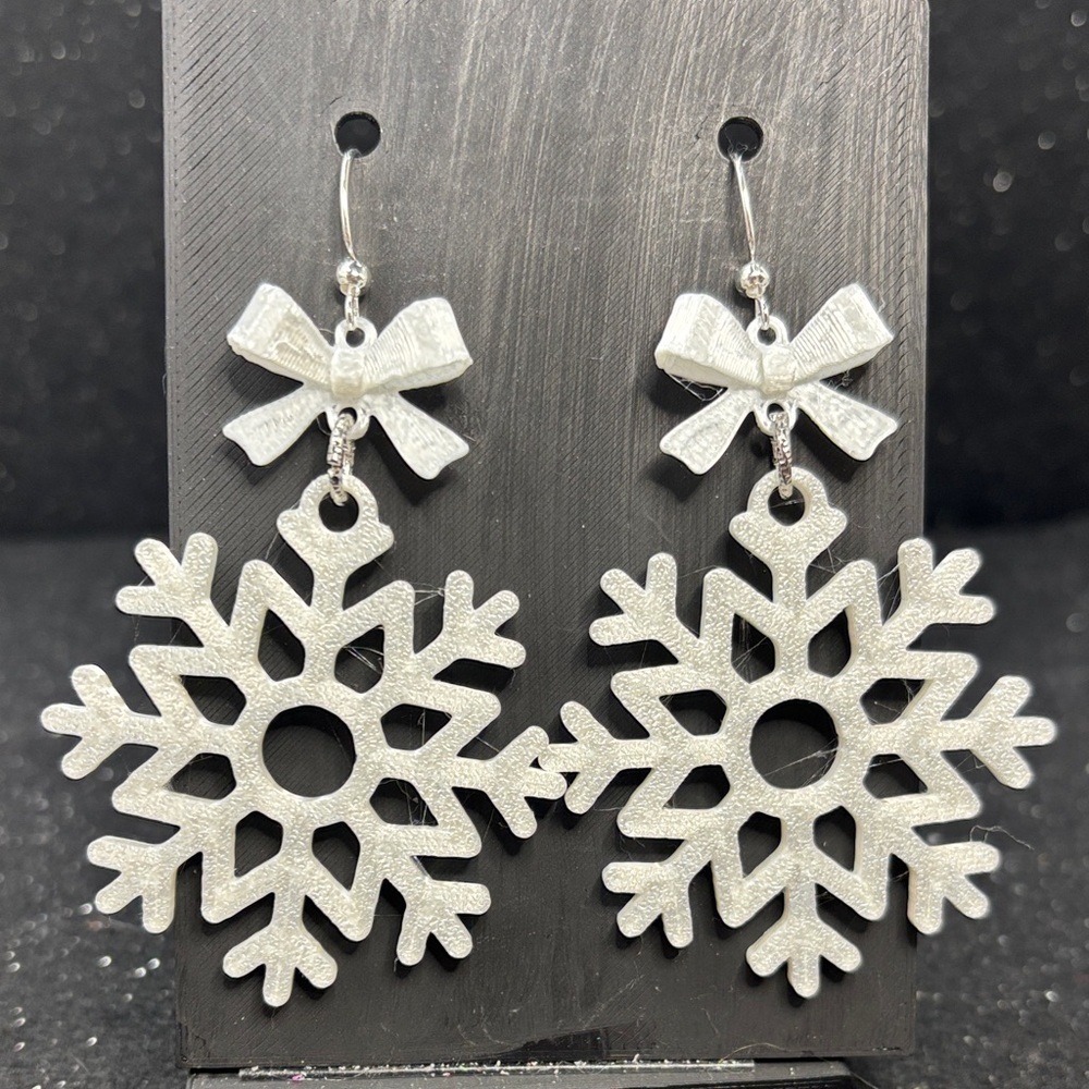 ❄️🤍 White Snowflake Christmas Earrings with Bow | Silver Tone Accents ✨